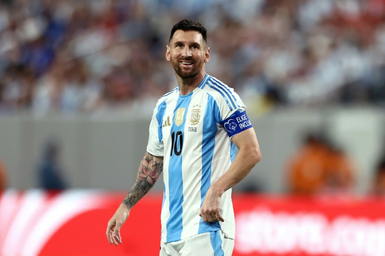 Lionel Messi oli erittäin onnellinen istuessaan penkillä